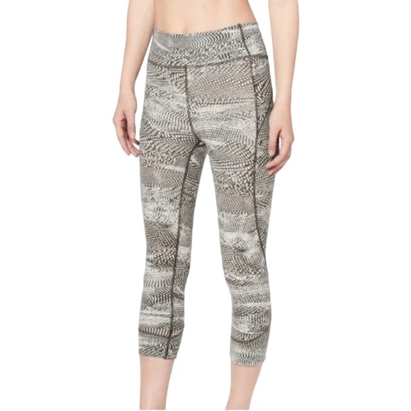lululemon athletica Pants - Lululemon In Movement Size 4 Crop Everlux 19" Swerve Vapor Metal Grey Legging